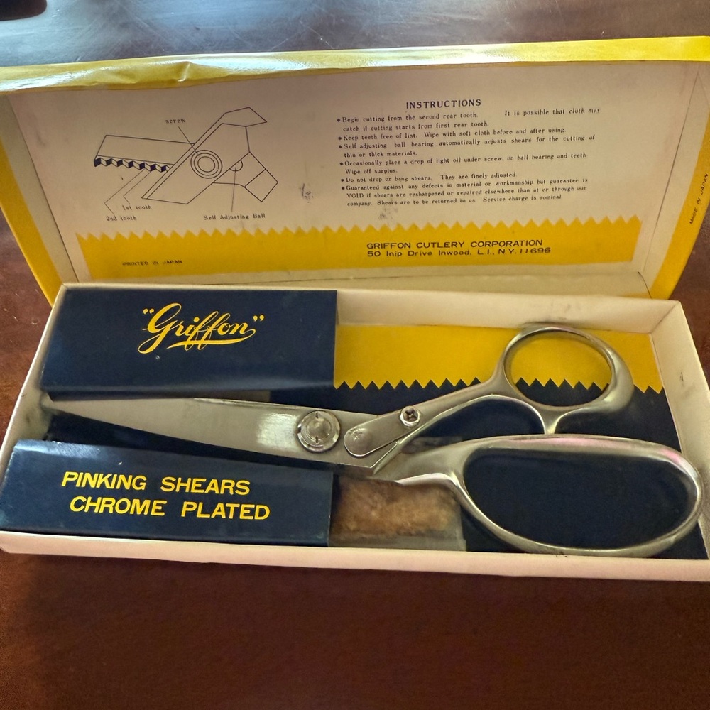 Griffon Vintage Pinking Shears. Excellent condition. Box included. Ball Bearing